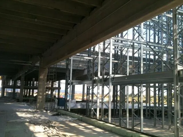 Structura metalică în execuție, sub planșeul de beton.