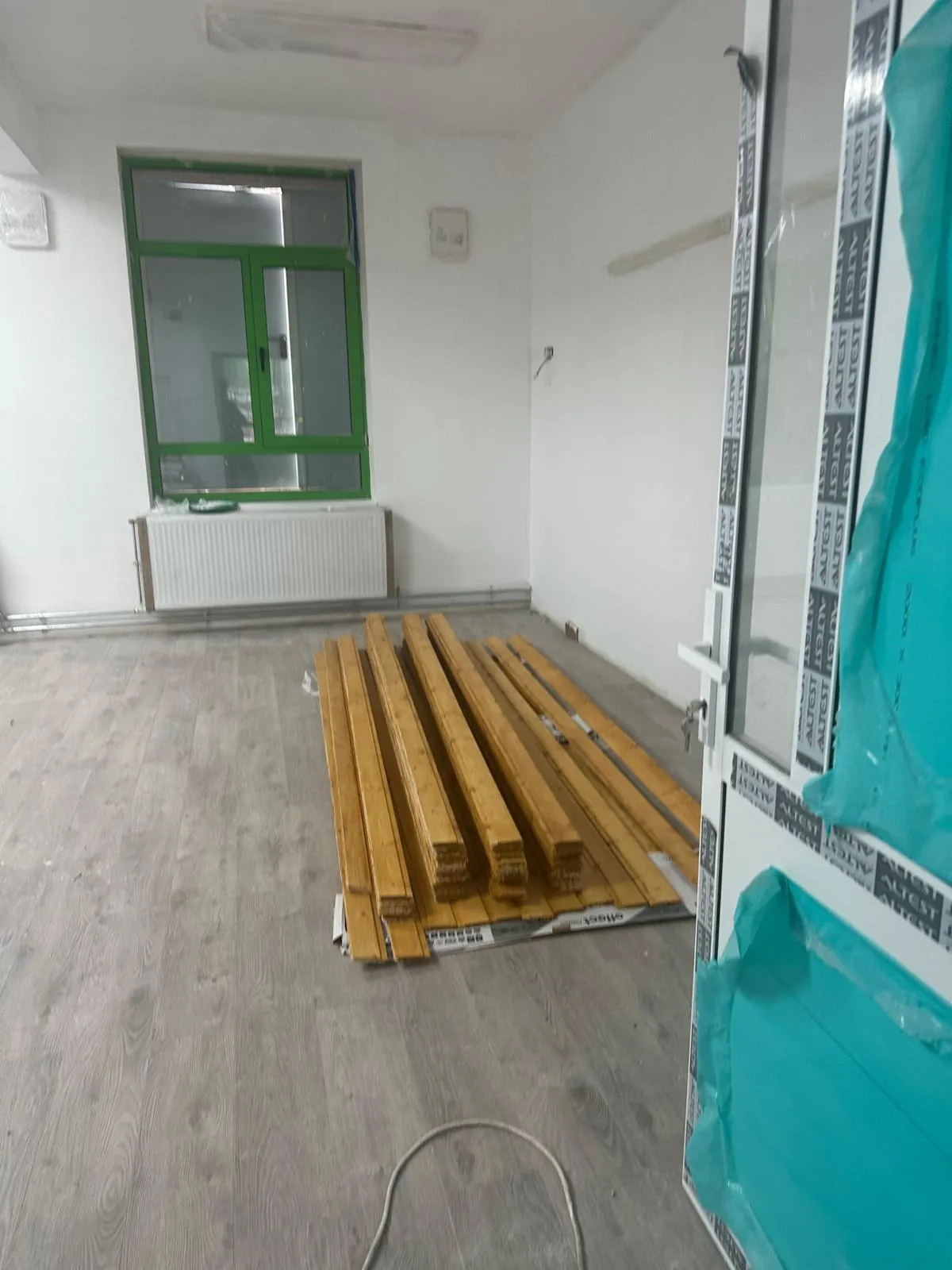 Interior în curs de finisare, Școala generală Asău — tâmplărie montată, pardoseli pozate.